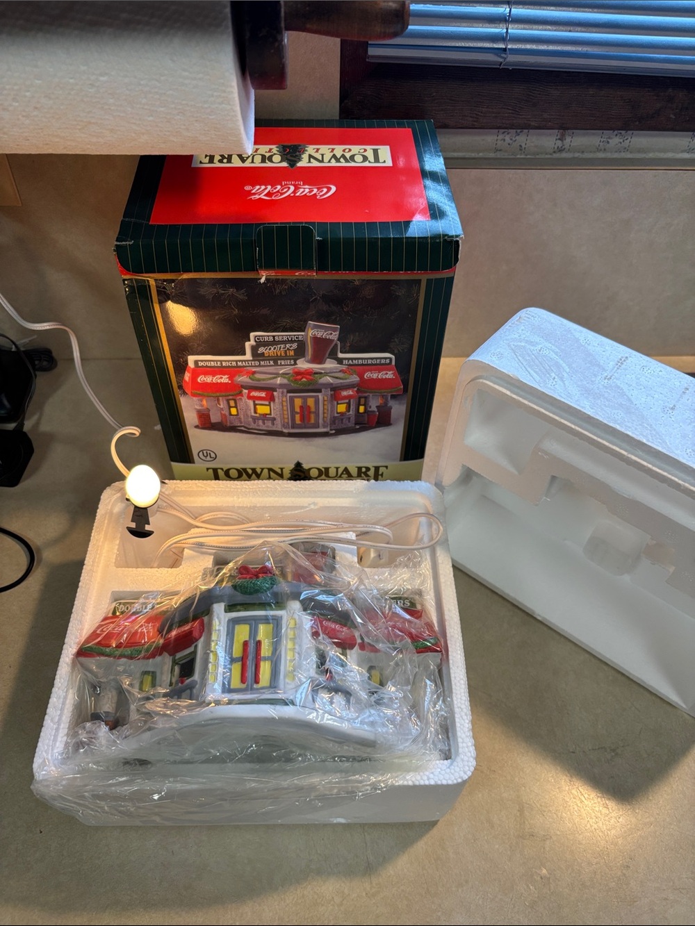 New Coca Cola 1996 Christmas Town Square Collection Scooters Drive In Light Work